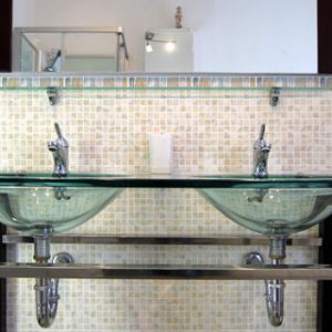 Middle - Bathroom with wc
