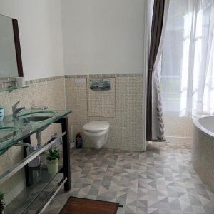 Middle - Bathroom with wc 4